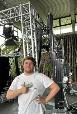 Techiker zeigt Daumen Hoch vor Traversen